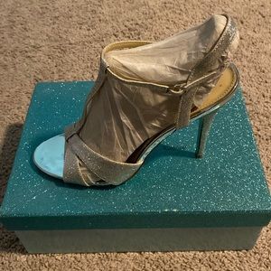 Blue by Betsey Johnson sz 8.5 Silver Sparkle Heels Sandal Wedding Bride
